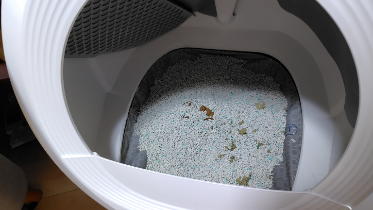 猫の自動トイレと糞尿
